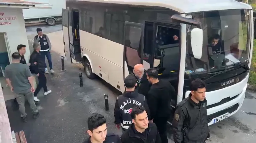 "İmamoğlu çıkar amaçlı suç örgütü" soruşturmasında gözaltına alınan 12 zanlı adliyeye sevk edildi - 2