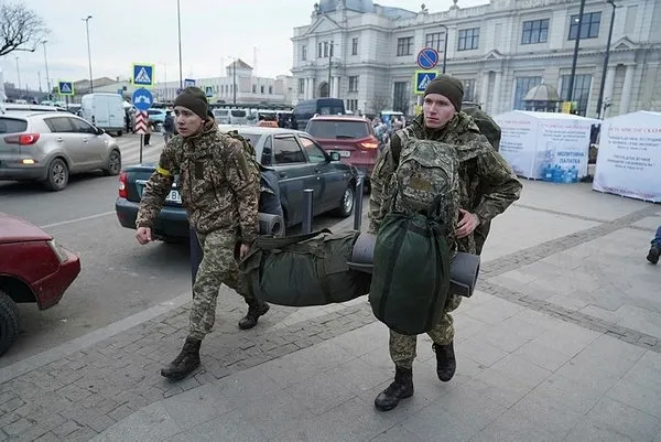 Ukrayna'da aileler cepheye giden askerleri böyle uğurladı - 3