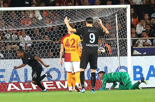 galatasaray-ligde-ilk-kez-maglup-hatayspor-2-1-galatasaray-mac-sonucu-1699726050805.jpg Galatasaray ligde ilk kez mağlup! Hatayspor 2-1 Galatasaray (MAÇ SONUCU) - 2
