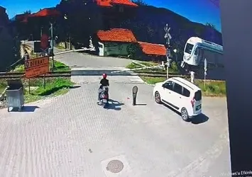 Hemzemin geçitten geçen motosiklet trene çarptı! Kaza anı kamerada