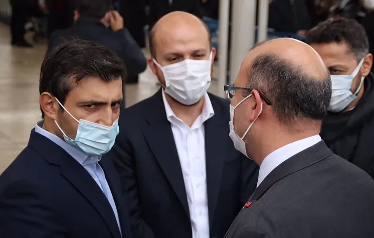 Özdemir Bayraktar son yolculuğuna uğurlandı! Sevenleri Fatih Camii'ne akın etti