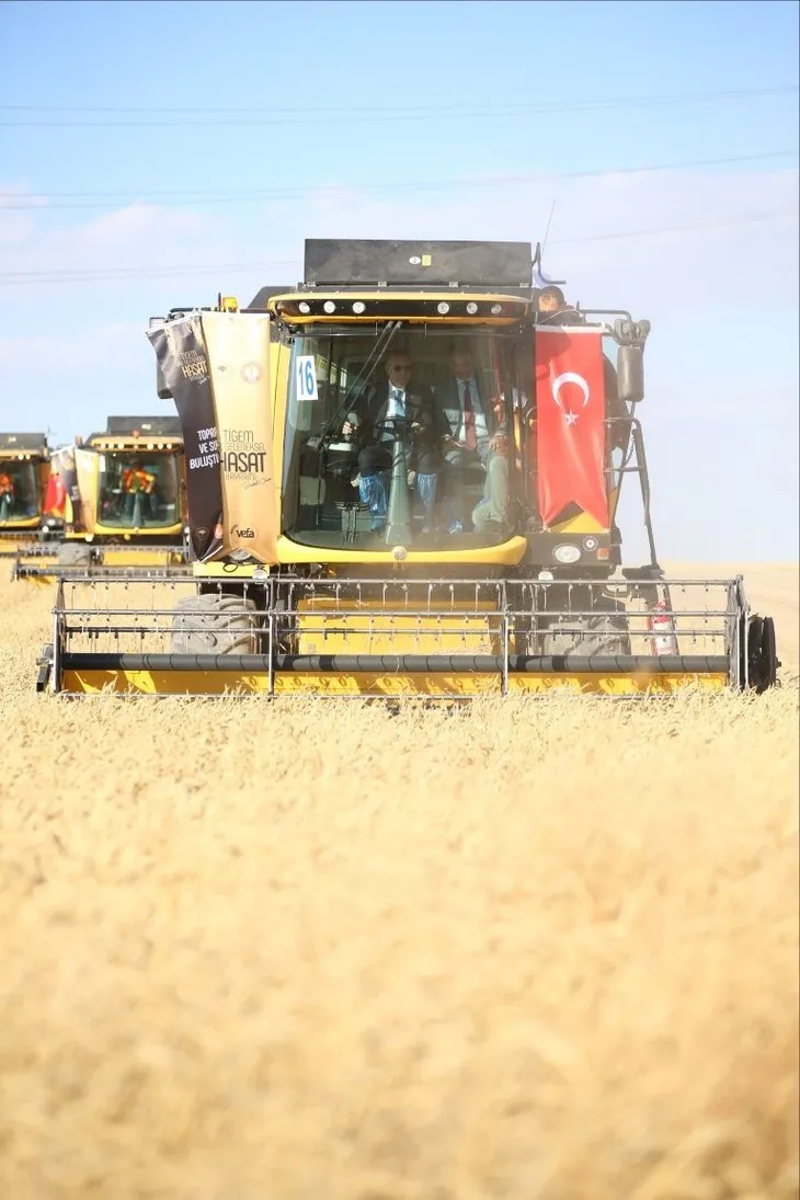 Başkan Erdoğan yerli elektrikli traktörü kullandı