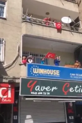 Diyarbakır Valisi Hasan Basri Güzeloğlu, şehri neşeye boğdu! Türkü otobüsüne istek de yapıldı - 2