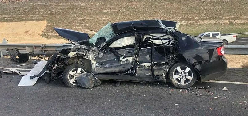 Şanlıurfa'da tır ile otomobilin çarpıştığı kazada baba oğul hayatını kaybetti