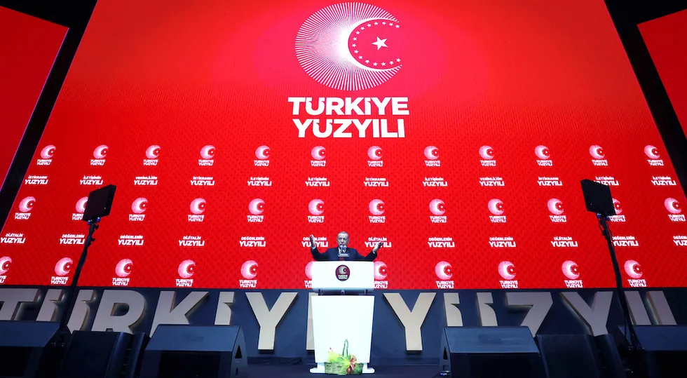 1-mayis-emege-degerin-adi-gecmisin-acisi-bugunun-dayanismasi-1777615262256.png “Türkiye Yüzyılı” vizyonunda emeğin ve üretimin belirleyici rolü vurgulanırken, çalışanların kalkınmadaki merkezi konumuna dikkat çekildi.