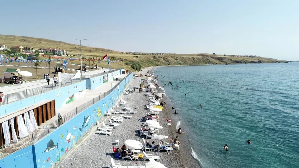 Van'ın mavi bayraklı plajına tatilciler akın ediyor