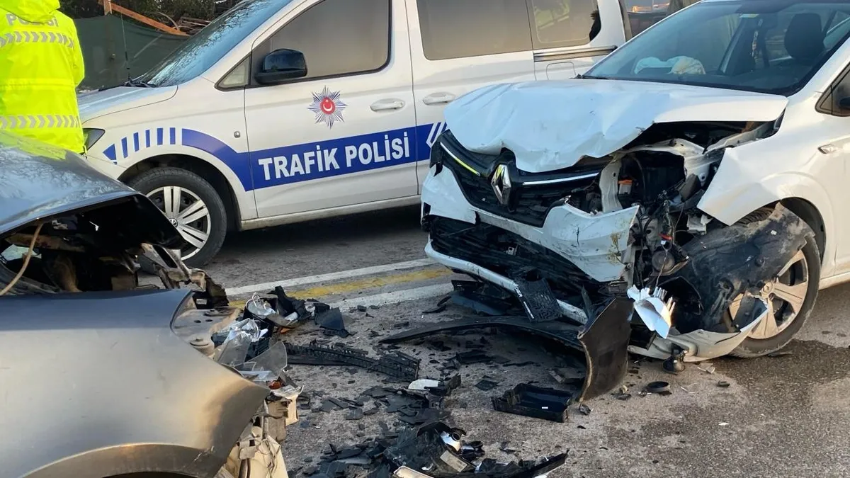 Kavşakta otomobiller çarpıştı: 4 yaralı