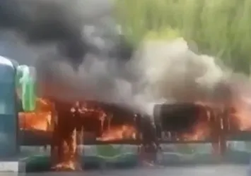 Çin’de park halinde turist taşıyan 6 otobüs böyle alev aldı