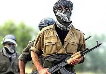Yeni görev yerine giden polisi eşi ve çocuğunun yanında vurdular