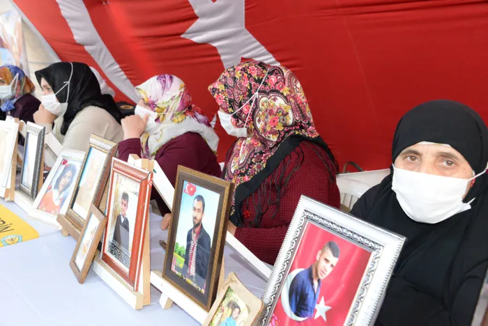 Evlat nöbetindeki ailelerin 'Başkan Erdoğan' heyecanı: Dört gözle yolunu bekliyoruz - 1
