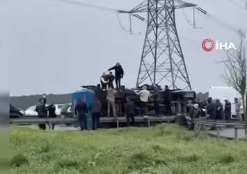 Eyüpsultan'da cezaevi nakil aracı devrildi!