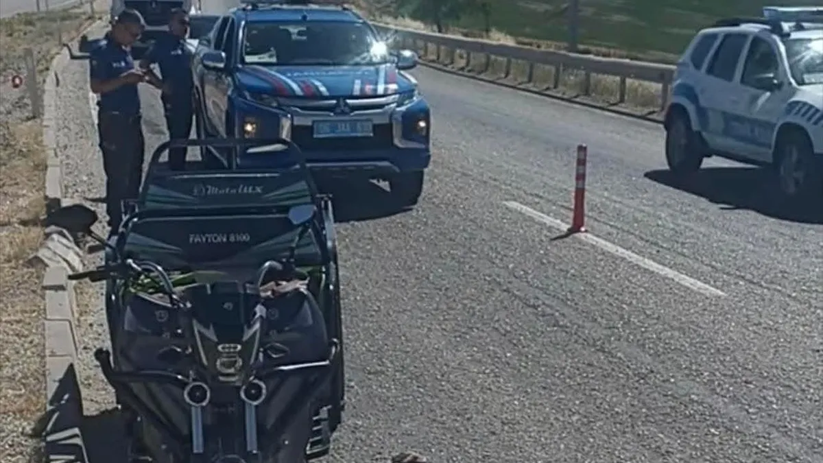 Ankara'da tırın sıkıştırdığı 3 tekerli motosiklet devrildi: 3 yaralı