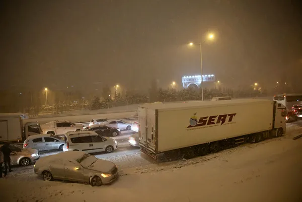 İstanbul’da kar esareti: Yollar trafiğe açıldı uçuşlar başladı! | Dakika dakika gelişmeler...
