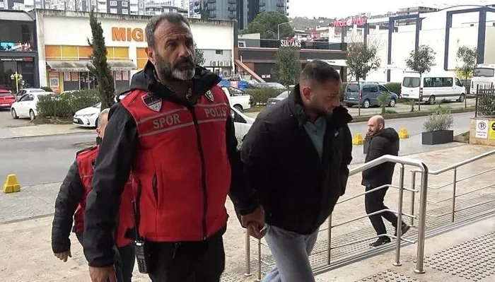 trabzonspor-fenerbahce-derbisindeki-olaylarla-ilgili-2-kisi-tutuklandi-sahaya-ilk-atlayan-taraftarin-ifadesi-o-1710942636989.jpeg Trabzonspor-Fenerbahçe derbisindeki olaylarla ilgili tutuklama sayısı 5' e çıktı! Sahaya ilk atlayan taraftarın ifadesi ortaya çıktı - 2