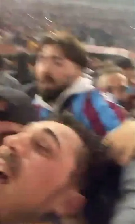 trabzonsporun-yildizi-abdulkadir-omur-yuzlerce-taraftarin-arasinda-kaldi-sevgi-gosterisinde-fenalasti-nefes-al-1652014789340.jpg Trabzonspor’un yıldızı Abdülkadir Ömür yüzlerce taraftarın arasında kaldı! Sevgi gösterisinde fenalaştı: Nefes alamadım - 2