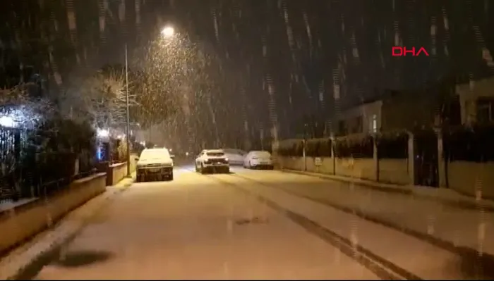 İstanbul'da yoğun kar yağışı etkili oldu | Kent kısa sürede beyaza büründü - 1