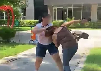 Kocasını parkta bastığı kadının saçına yapıştı! Yer: Denizli