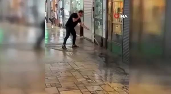 son-dakika-tarihi-kapalicarsiyi-su-basti-esnaf-zor-anlari-kamerada-1695990910124.jpg Altyapı çöktü! İBB göreve... Tarihi Kapalıçarşı’yı su bastı! Esnafın zor anları kamerada - 4