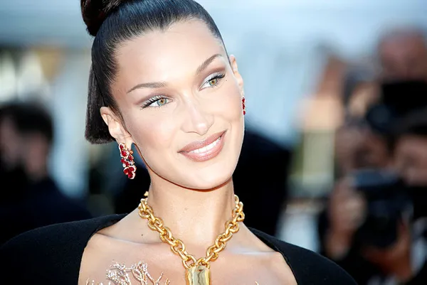 Bella Hadid’den başörtüsü yasağına sert tepki: Kadınlara ne giyeceklerini söylemek sizin işiniz değil