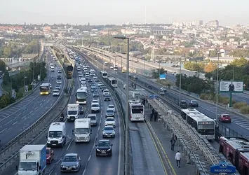 İstanbul'da trafik haritası kırmızıya döndü! Yoğunluk yüzde 60'ı aştı