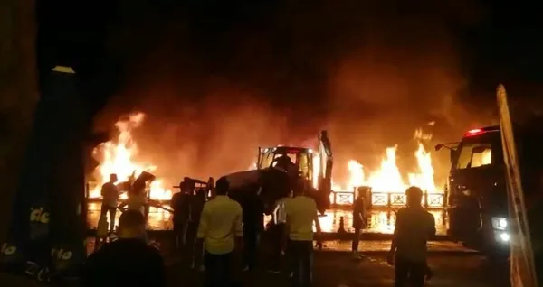 duzcede-kafede-yangin-sondurme-calismalari-devam-ediyor-1630009369104.jpg Düzce'deki yangın kontrol altına alındı: 2 işletme kullanılamaz hale geldi - 2