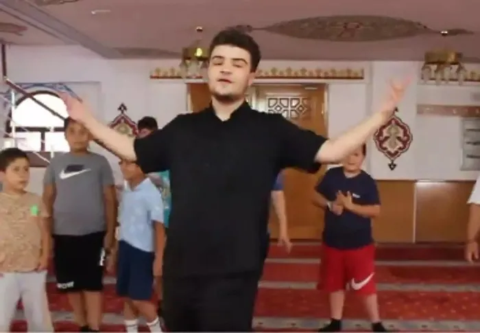 Reynmen ’Renklensin’ şarkısının İslami versiyonunu seslendirdi! Renklensin camilerimiz