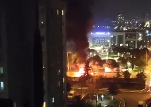 Küçükçekmece'de korku dolu anlar! Seyir halindeki otomobil alevlere teslim oldu