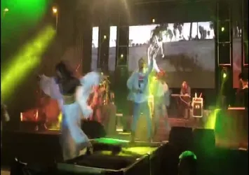 Ünlü şarkıcı Inna sahneden düştü
