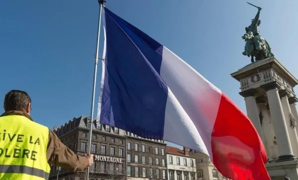 fransa-cumhurbaskani-macronun-fransa-bayraginin-rengini-degistirmesi-halki-ikiye-boldu-1636997730531.jpeg Fransa Cumhurbaşkanı Macron'un Fransa Bayrağı'nın rengini değiştirmesi halkı ikiye böldü - 1