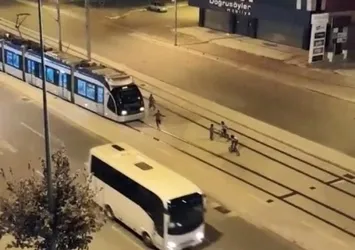 Çocukların tramvayla ölüm oyunu kamerada