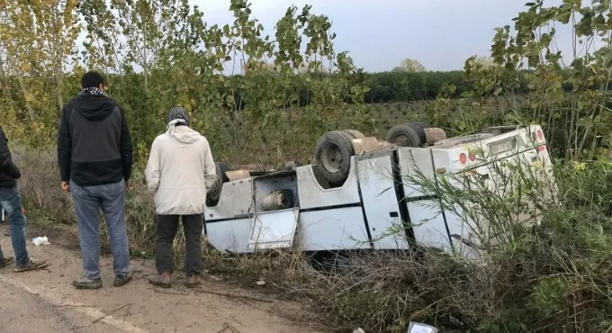 Adana'da tarım işçilerini taşıyan midibüs devrildi: 11 yaralı - 2