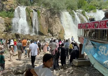 Van'ın göz kamaştıran şelalesine yoğun ilgi