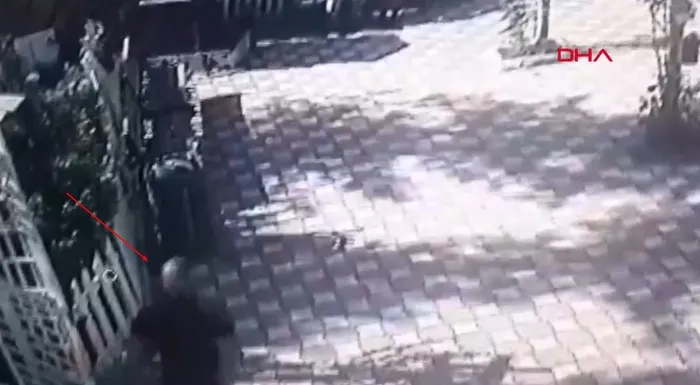 camide-soke-eden-goruntuler-oyle-bir-sey-caldi-ki-pes-dedirtti-1719165923088.jpg Camide şoke eden görüntüler! Öyle bir şey çaldı ki pes dedirtti - 3