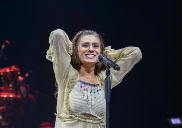 Yıldız Tilbe sahnede peruğunu çıkardı! Seyirci şoke oldu