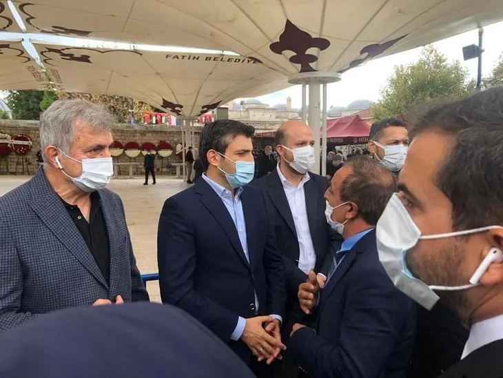 Özdemir Bayraktar son yolculuğuna uğurlandı! Sevenleri Fatih Camii'ne akın etti