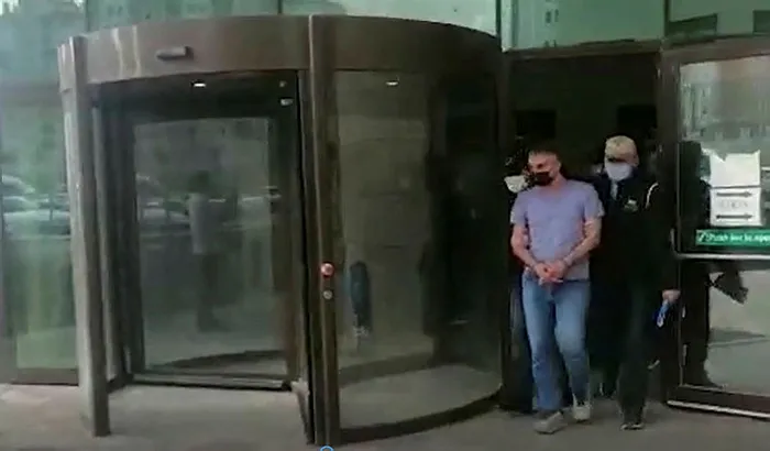 Firari FETÖ'cü evindeki gizli bölmede yakalandı - 1