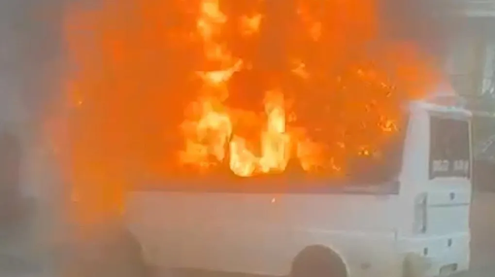 Park halindeki minibüs alev alev yandı