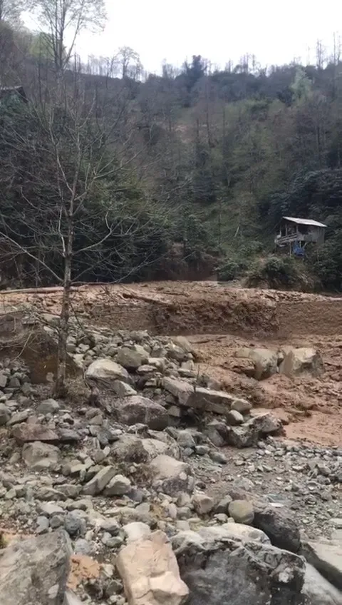 rizede-heyelan-ani-kamerada-yol-ulasima-kapandi-1650131086878.jpg Rize'de heyelan anı kamerada! Yol ulaşıma kapandı - 2