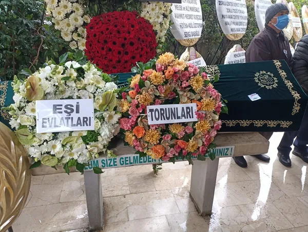 erol-evginin-agabeyi-son-yolculuguna-ugurlandi-1643896505951.jpg Erol Evgin’in ağabeyi son yolculuğuna uğurlandı - 4