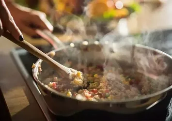 Yemek yaparken sakın bu hatayı yapmayın! Meğer tahta kaşıklar...