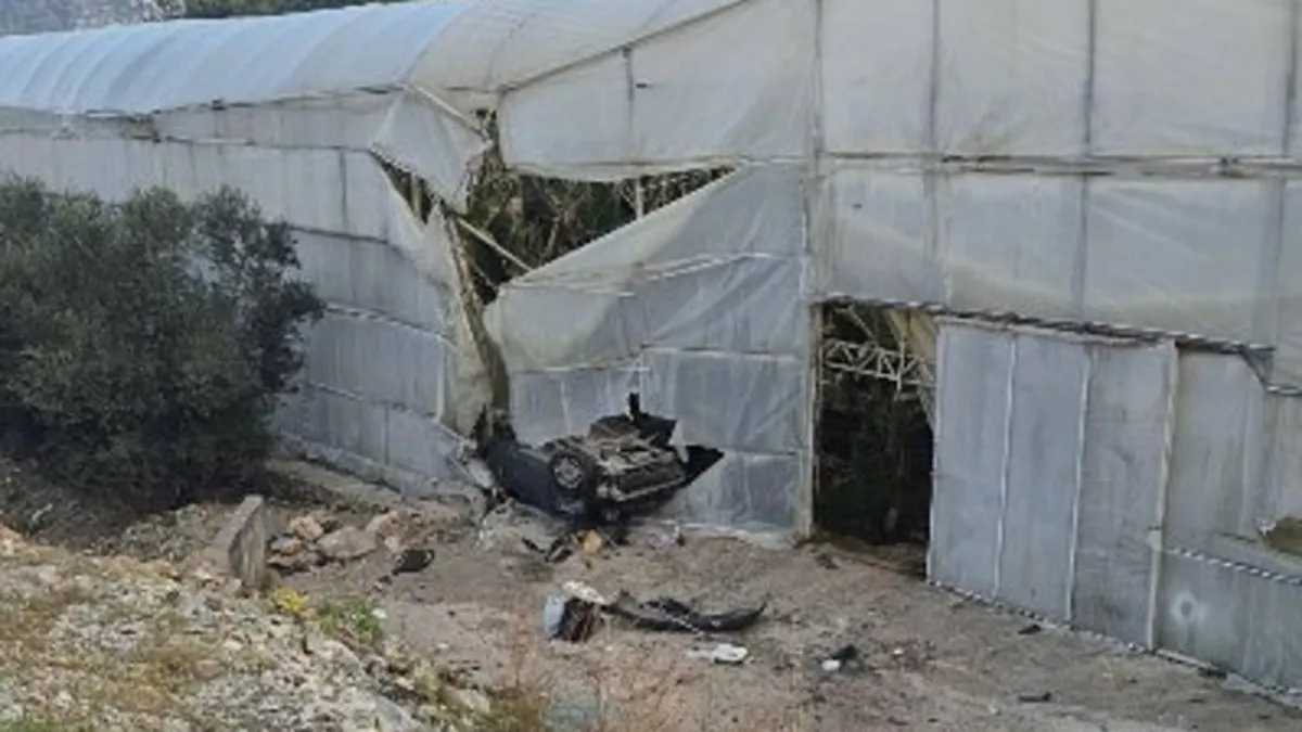 Antalya'da otomobil muz serasına uçtu: 1 ölü 1 yaralı