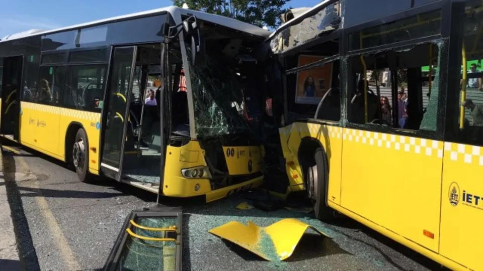 İstanbul'da metrobüs kazası! Yaralılar var