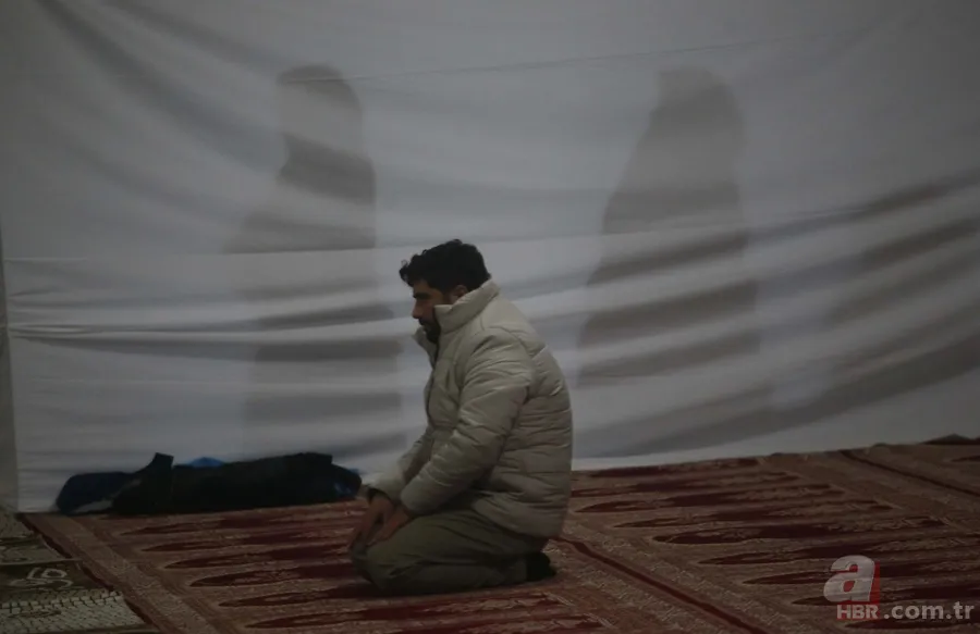 Tüm Türkiye depremde vefat edenler için ellerini semaya kaldırdı 23