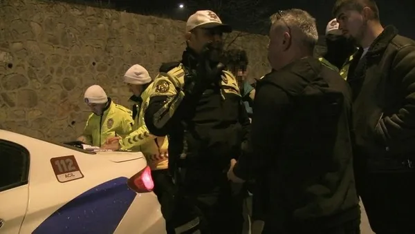 sakaryada-polis-cevirmesinde-skandal-turk-milletine-ve-polise-hakaretler-savurdu-1672662391880.jpeg Sakarya’da polis çevirmesinde skandal! Türk milletine ve polise hakaretler savurdu - 1