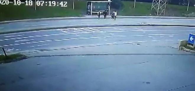 İstanbul’da yolun karşısına geçmek isteyen iki genç kıza otomobil çarptı!