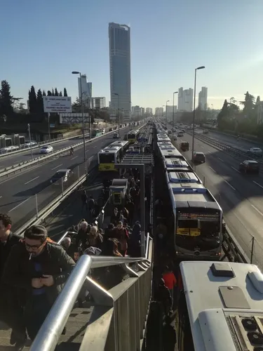 İstanbul’un metrobüs çilesi bitmiyor! Metrobüs arızalandı, seferler yapılamıyor - 3