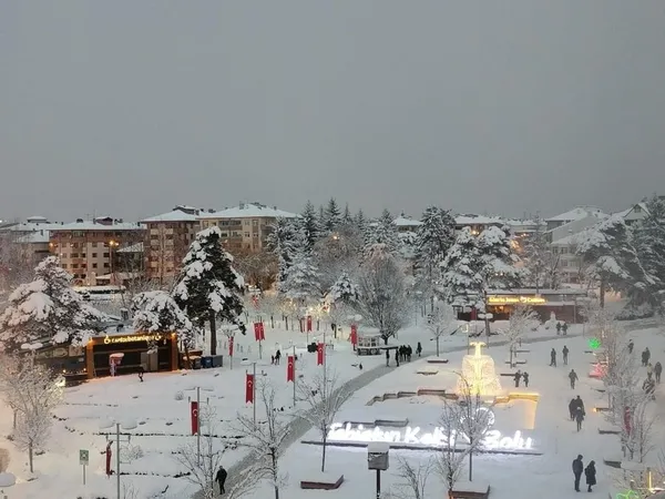 Kar yollarda geçit vermiyor! Kar ve tipi nedeniyle hangi yollarda aksamalar yaşanıyor?