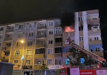 Iğdır'da 5 katlı binada yangın! Kiracı evi ateşe verdi