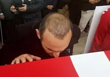 Valerios Leonidis, Naim Süleymanoğlu'nun tabutunu öptü