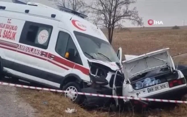 Ambulansla otomobil çarpıştı